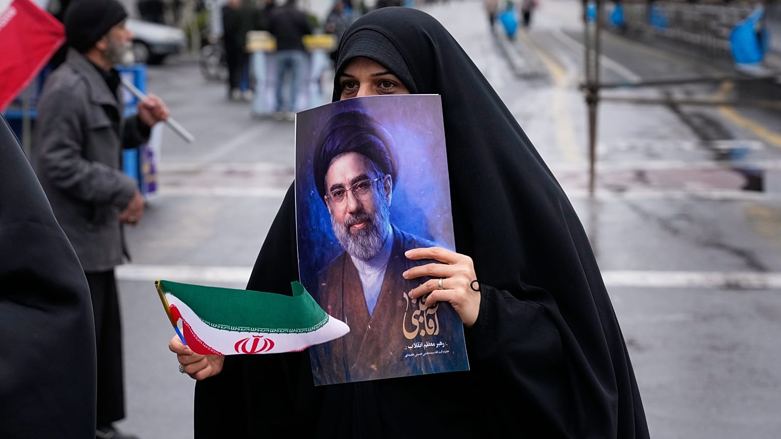 امرأة تحمل صورة للمرشد الأعلى الإيراني آية الله مجتبى خامنئي خلال التجمع السنوي المناهض لإسرائيل بمناسبة "يوم القدس"، لدعم الفلسطينيين في طهران، إيران