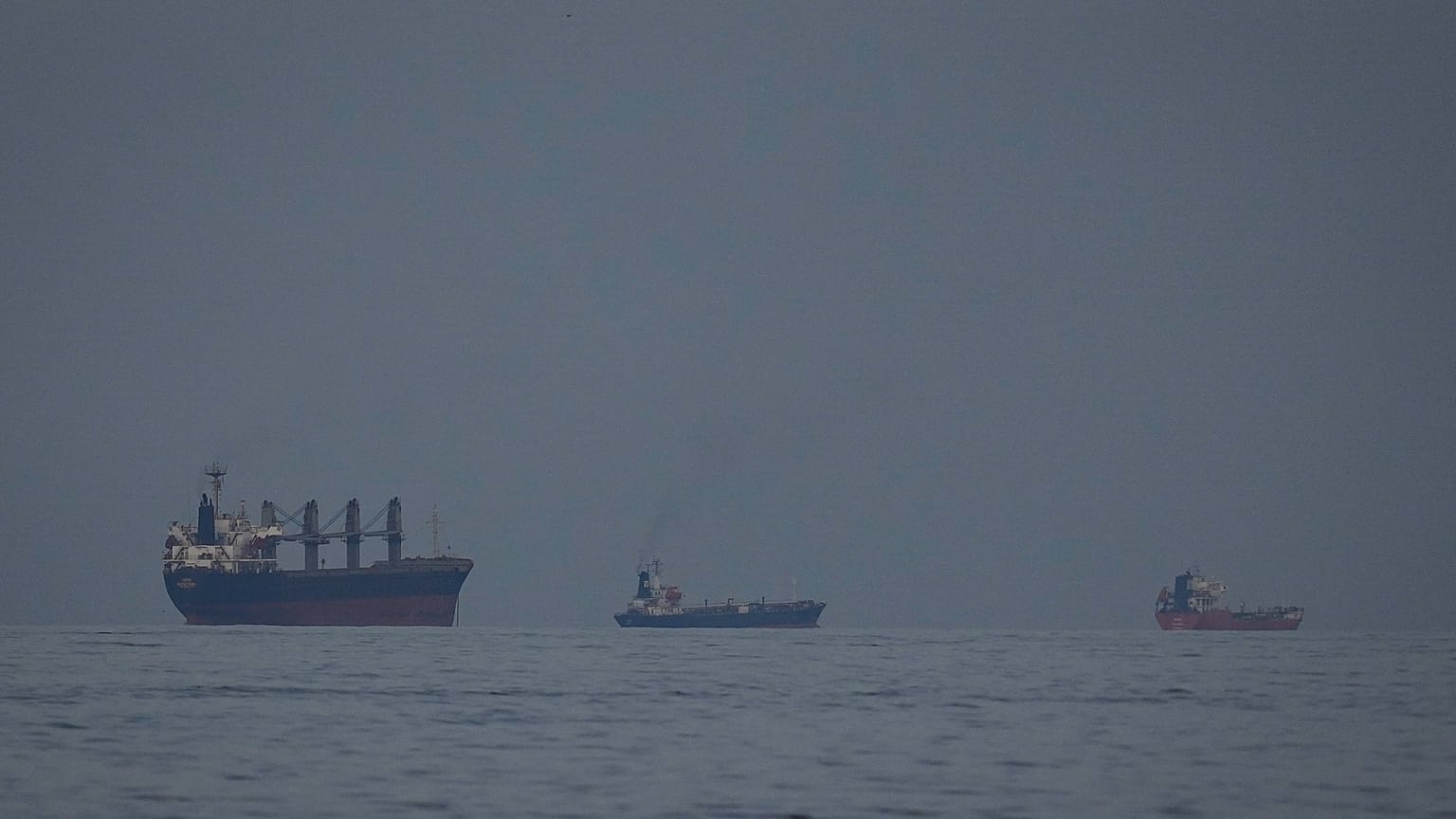 Öltanker und Schiffe reihen sich in der Straße von Hormus auf, aufgenommen von Khor Fakkan, Vereinigte Arabische Emirate, am Mittwoch, den 11. März 2026.