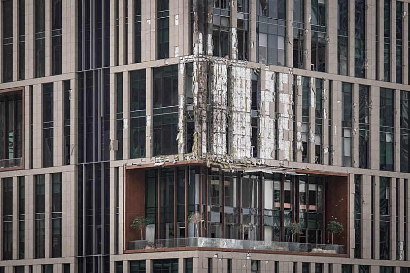 نمای ساختمان در دبی که در جنگ ایران آسیب دیده است