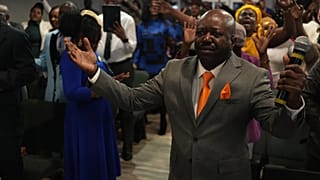 États-Unis : deux pasteurs aux origines opposées défendent les haïtiens