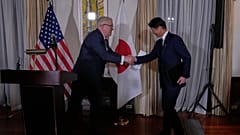 جورج غلاس، سفير الولايات المتحدة لدى اليابان، ونائب وزير الاقتصاد والتجارة والصناعة الياباني كينجي يامادا، يصافحان بعضهما خلال حفل استقبال المنتدى الوزاري والتجاري لأمن الطاقة