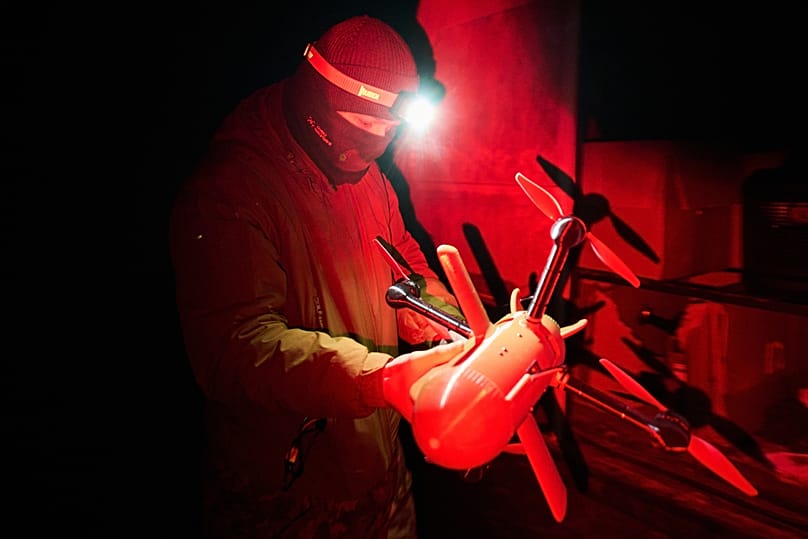 Украинский солдат готовит беспилотник-перехватчик во время воздушной атаки России в неустановленном месте в Украине, 13 декабря 2025 года.