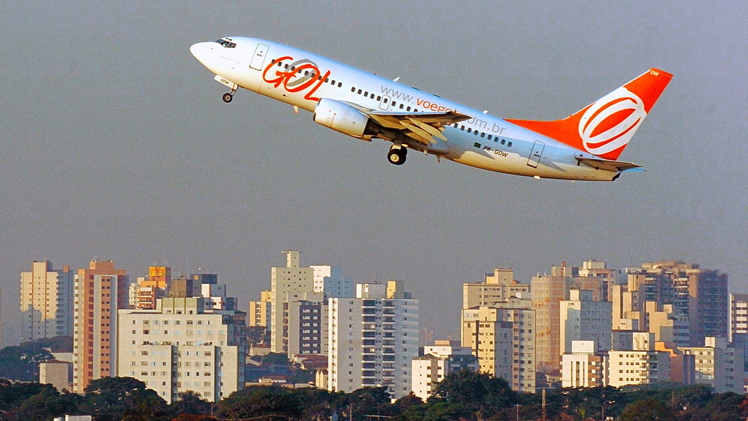 ARQUIVO (29.09.2006). Um Boeing 737-700 da companhia aérea GOL descola do Aeroporto de Congonhas, em São Paulo, Brasil