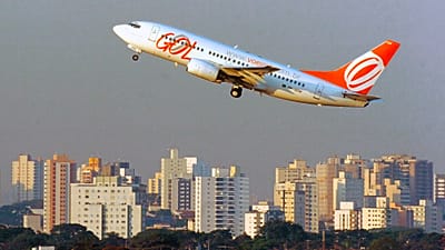 ARCHIVIO (29.09.2006). Un Boeing 737-700 della GOL decolla dall'aeroporto Congonhas di San Paolo, Brasile.