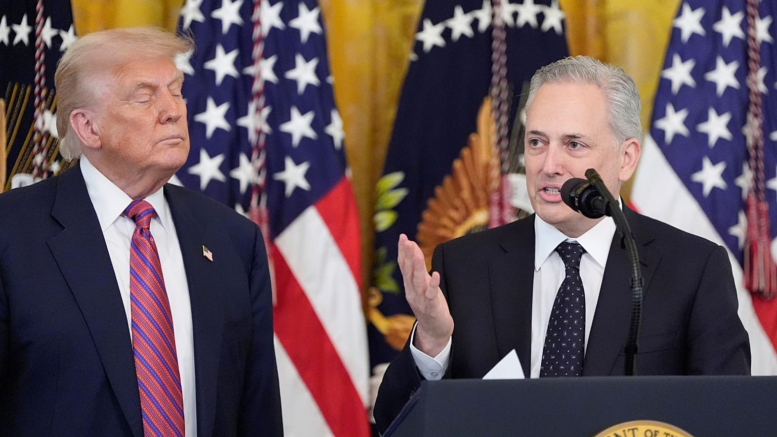 دیوید ساکس در کنار دونالد ترامپ در مراسم امضای قانون تنظیم ارز دیجیتال استیبل کوین‌ها در  کاخ سفید، ۱۸ ژوئیه ۲۰۲۵