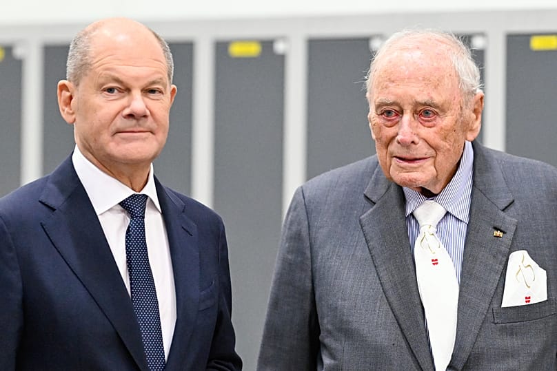 ARCHIV. Ex-Bundeskanzler Olaf Scholz (links) und Reinhold Würth, Vorsitzender des Aufsichtsrats der Familienstiftungen der Würth-Gruppe, an dessen 75. Geburtstag am 1. 10.2024