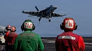 فرود یک فروند جنگنده آمریکایی اف-۲۲ بر عرشه ناو هواپیمابر آبراهام لینکلن در تاریخ دوم مارس ۲۰۲۶