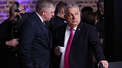 Symbolfoto: Robert Fico (links) und Viktor Orbán (rechts) beim EU-Gipfel in Belgien am zwölften Februar 2026.
