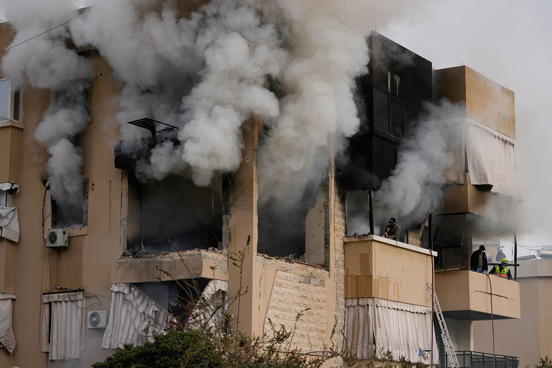 Iran continues strikes on Gulf states day after US threatens oil facilities