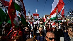 A Civil Összefogás Fórum - Civil Összefogás Közhasznú Alapítvány (CÖF-CÖKA) Békemenetének résztvevői a Margit hídon 