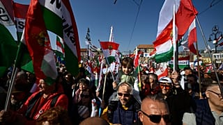 A Civil Összefogás Fórum - Civil Összefogás Közhasznú Alapítvány (CÖF-CÖKA) Békemenetének résztvevői a Margit hídon 