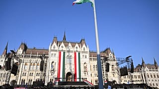 Felvonták a nemzeti lobogót a parlament előtt