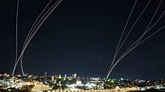 İsrail hava savunma sistemi, İran'dan İsrail'e doğru fırlatılan füzeleri önlemek için ateş açtı, 1 Mart 2026.