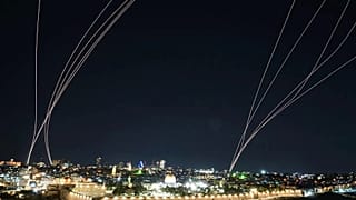 İsrail hava savunma sistemi, İran'dan İsrail'e doğru fırlatılan füzeleri önlemek için ateş açtı, 1 Mart 2026.