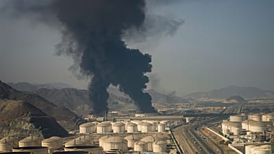 Des flammes et des panaches de fumée s'élèvent d'une installation pétrolière à Fujairah, aux Émirats arabes unis, le samedi 14 mars 2026. 