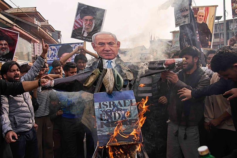 أحرق مسلمون شيعة مجسّمًا لرئيس الوزراء الإسرائيلي بنيامين نتنياهو خلال احتجاج على مقتل المرشد الأعلى الإيراني آية الله علي خامنئي