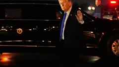 Ο Πρόεδρος Ντόναλντ Τραμπ χαιρετάει μετά την άφιξή του με το Air Force One, Παρασκευή 13 Μαρτίου 2026, στο Διεθνές Αεροδρόμιο Παλμ Μπιτς στο Γουέστ Παλμ Μπιτς της Φλόριντα.