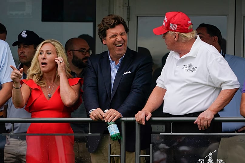 Trump, és Tucker Carlson, balra Marjorie Taylor Greene