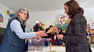 La única candidata mujer, Alicia Gallego, de UPL votando
