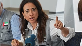 Ένας άνδρας οδηγεί μια βάρκα κατά τη διάρκεια του ηλιοβασιλέματος στο Ντουμπάι, 11 Μαρτίου 2026