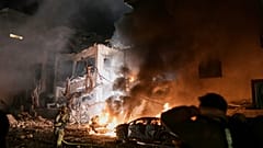 يحاول رجال الإطفاء إخماد النيران في أحد المباني بعد تعرضه لضربة مباشرة بصاروخ إيراني في تل أبيب، إسرائيل، يوم السبت 28 فبراير 2026. (صورة أسوشيتد برس/تومر نيوبيرغ)