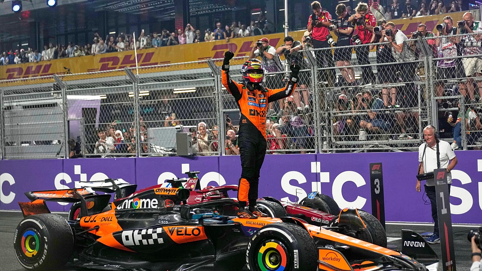 Oscar Piastri, piloto de McLaren, celebra su victoria en el Gran Premio de Arabia Saudí de F1 de 2025. 