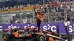 McLaren-Pilot Oscar Piastri jubelt nach seinem Sieg beim Großen Preis von Saudi-Arabien 2025 