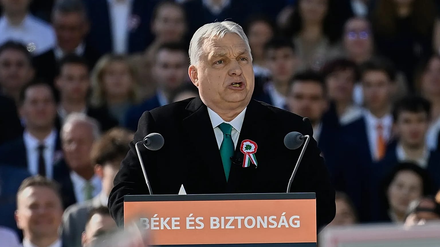 El primer ministro de Hungría Viktor Orbán se dirige a sus seguidores durante una marcha en Budapest, el 15 de marzo de 2026