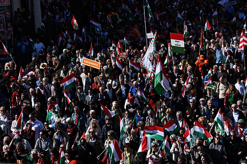 Partidarios del primer ministro húngaro Viktor Orbán en una marcha en Budapest, 15 de marzo de 2026