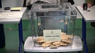 Fransa'nın başkenti Paris'te yerel seçimlerin ilk turunda bir seçim merkezindeki sandığın içindeki oy pusulaları, 15 Mart 2026.