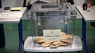 Fransa'nın başkenti Paris'te yerel seçimlerin ilk turunda bir seçim merkezindeki sandığın içindeki oy pusulaları, 15 Mart 2026.