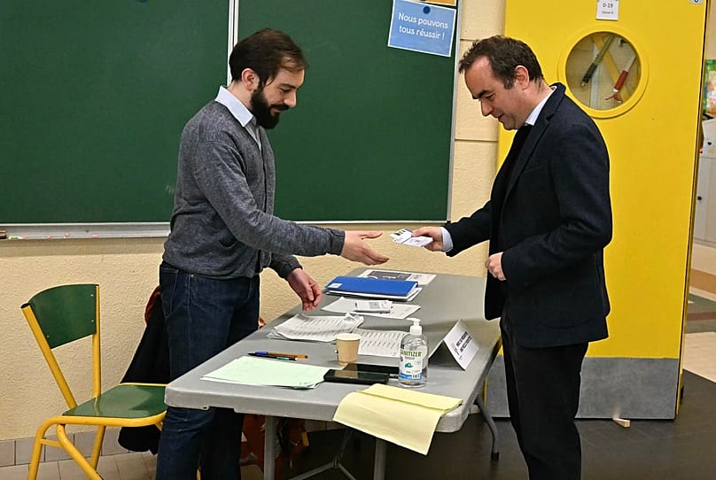 Fransa Başbakanı Sebastien Lecornu, Vernon'da belediye seçimlerinin ilk turu için oy kullanıyor, 15 Mart 2026.