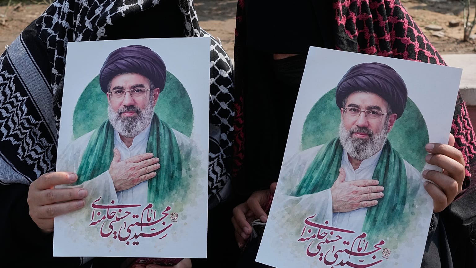 نساء يحملن ملصقات للمرشد الأعلى الإيراني مجتبى خامنئي خلال تجمع داعم للحكومة في ساحة ساحة الثورة الإسلامية (إنقلاب) وسط العاصمة طهران، السبت 14 مارس/آذار 2026.