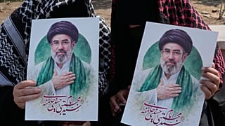 نساء يحملن ملصقات للمرشد الأعلى الإيراني مجتبى خامنئي خلال تجمع داعم للحكومة في ساحة ساحة الثورة الإسلامية (إنقلاب) وسط العاصمة طهران، السبت 14 مارس/آذار 2026.