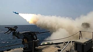 إطلاق صاروخ إيراني من سفينة خلال مناورات بحرية في خليج عُمان والمحيط الهندي، في 21 أغسطس 2025.