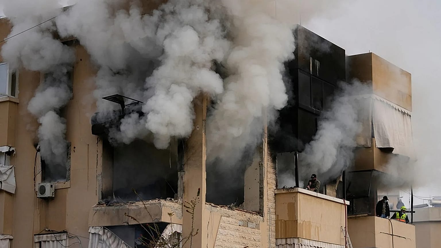  شقة تضررت جراء غارة إسرائيلية في مدينة صيدا جنوب لبنان، في 14 مارس 2026.