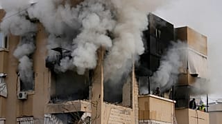  شقة تضررت جراء غارة إسرائيلية في مدينة صيدا جنوب لبنان، في 14 مارس 2026.