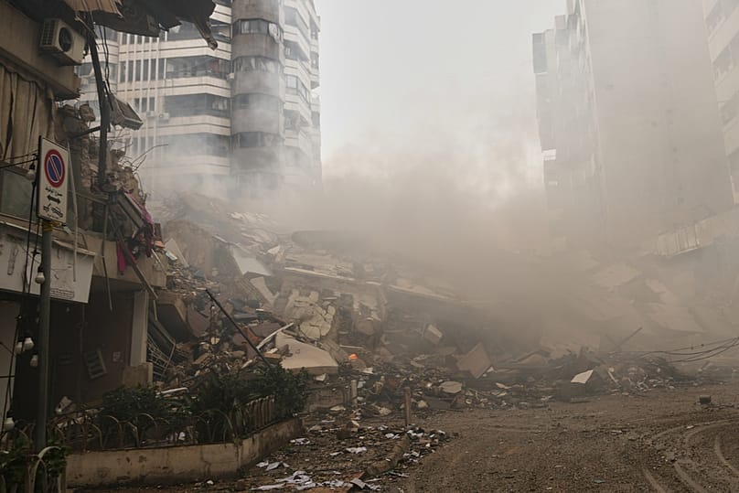 يتصاعد الدخان من أنقاض مبانٍ دمرتها غارة إسرائيلية في الضاحية الجنوبية لبيروت، في 15 مارس 2026.