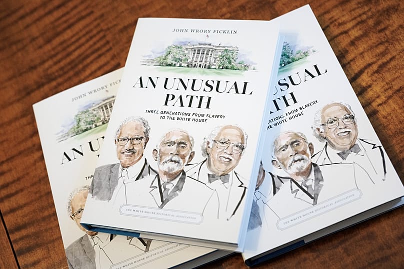 John Wrory Ficklin'in "Alışılmadık Bir Yol: Kölelikten Beyaz Saray'a Üç Nesil" adlı kitabı, Beyaz Saray Tarih Derneği'ndeki Decatur Evi'nde, 18 Şubat 2026.