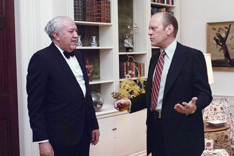 Başkan Gerald Ford, Washington'daki Beyaz Saray ikametgahında John Woodson Ficklin ile konuşurken.