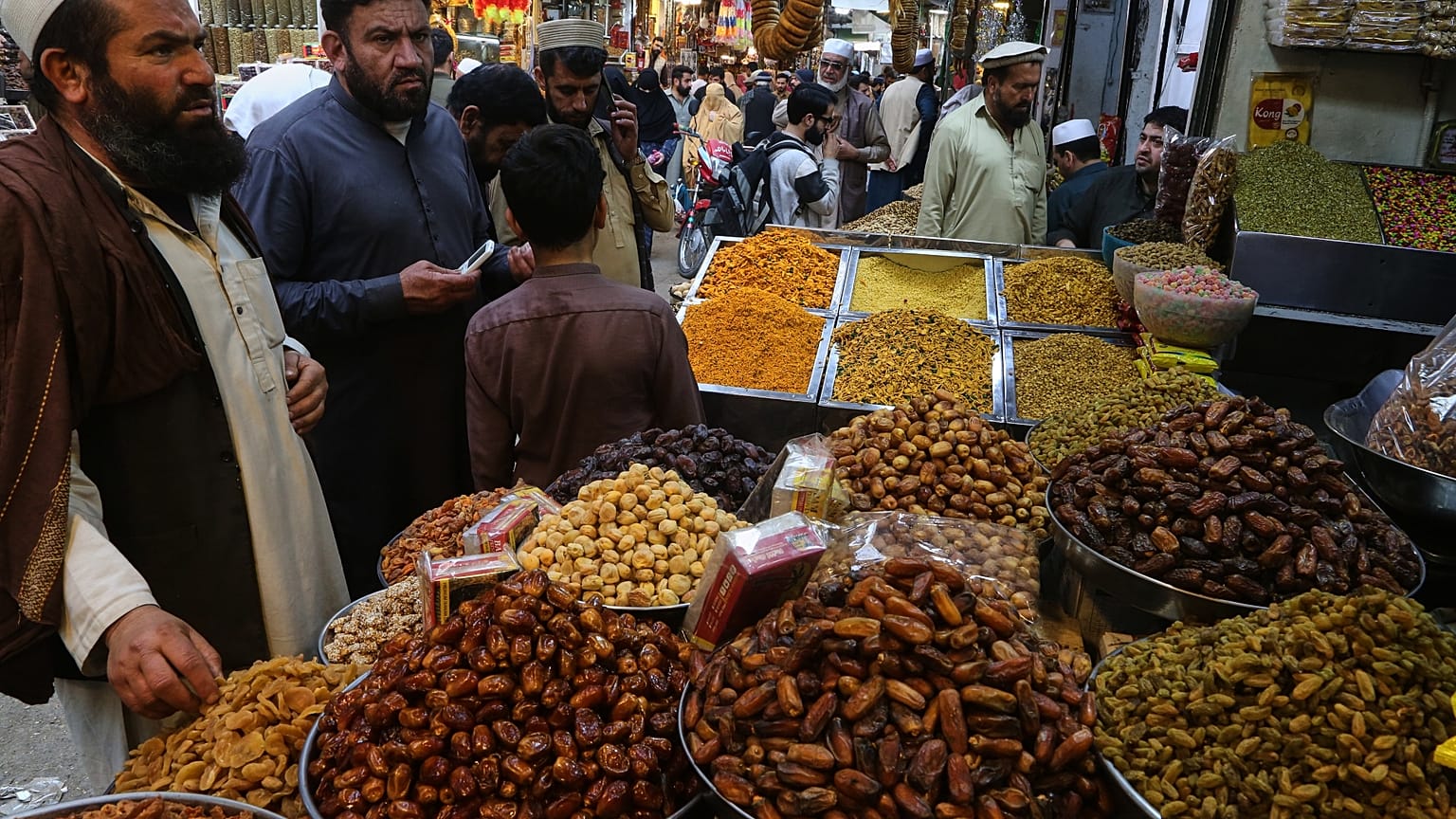 يزور الناس سوقًا لشراء التمر وسلع أخرى استعدادًا لشهر الصيام الإسلامي رمضان فبراير 2026.