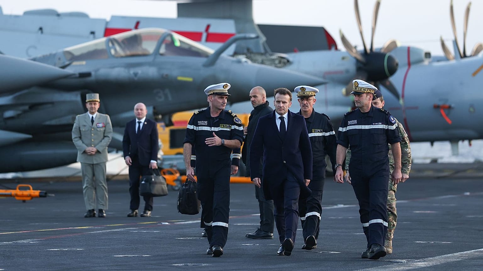 امانوئل ماکرون سوار بر ناو هواپیمابر شارل‌دوگل 