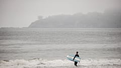 Ein Surfer surft am Stinson Beach, nachdem die Tsunami-Warnung im Marin County, Kalifornien, am Mittwoch, den 30. Juli 2025, aufgehoben wurde.