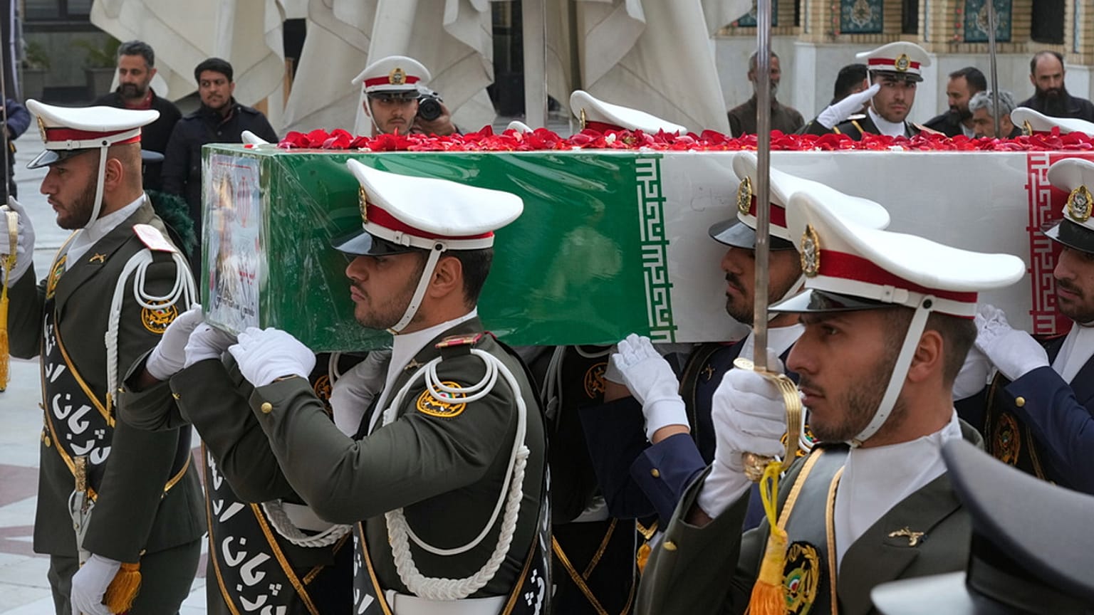 تشييع جثمان علي شمخاني، أمين مجلس الدفاع الإيراني ومستشار المرشد الأعلى، في ضريح الإمام زاده صالح بطهران بعد مقتله في ضربة جوية، في 14 مارس 2026.