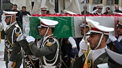 Тело Али Шамхани, секретаря Совета обороны Ирана и советника Верховного лидера, покоится в мавзолее Имамзаде Салех в Тегеране после того, как он был убит в результате авиаудара, 14 марта 2026 года.