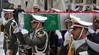 تشييع جثمان علي شمخاني، أمين مجلس الدفاع الإيراني ومستشار المرشد الأعلى، في ضريح الإمام زاده صالح بطهران بعد مقتله في ضربة جوية، في 14 مارس 2026.