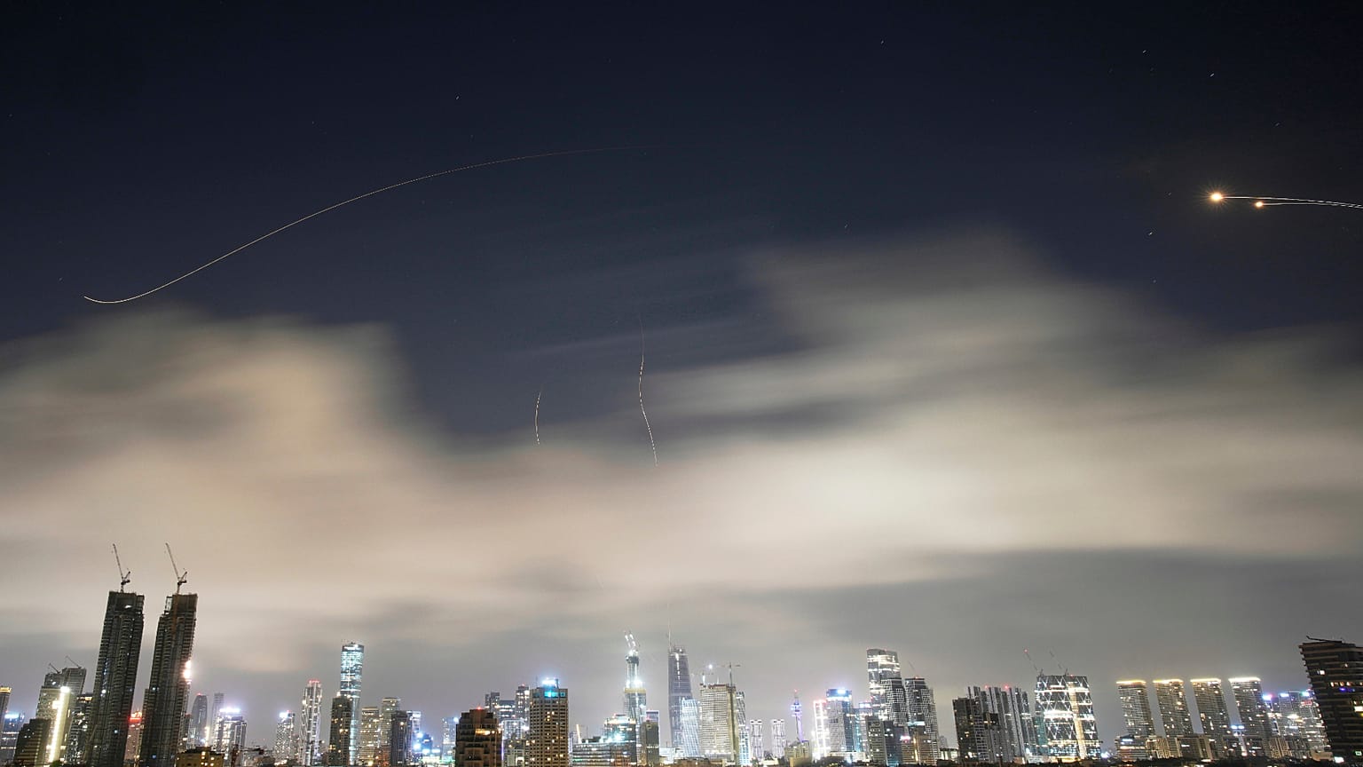 Izrealski system obrony przeciwlotniczej przechwytuje pociski nad Tel Awiwem