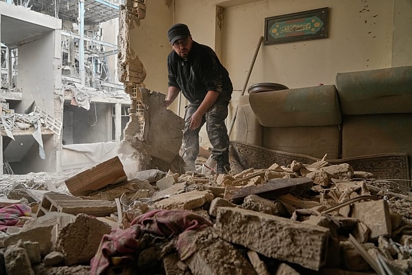 تضرر شقة سكنية في غارة أمريكية إسرائيلية على طهران، 15 مارس 2026.