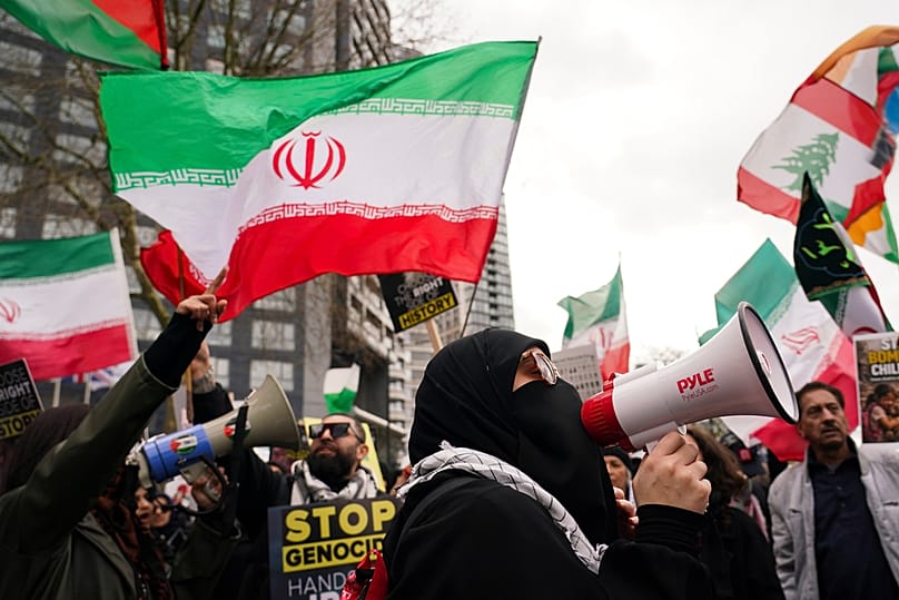 متظاهرون يرفعون أعلاماً ولافتات خلال إحياء يوم القدس في لندن، في 15 مارس 2026، خلال تجمع تضامني.