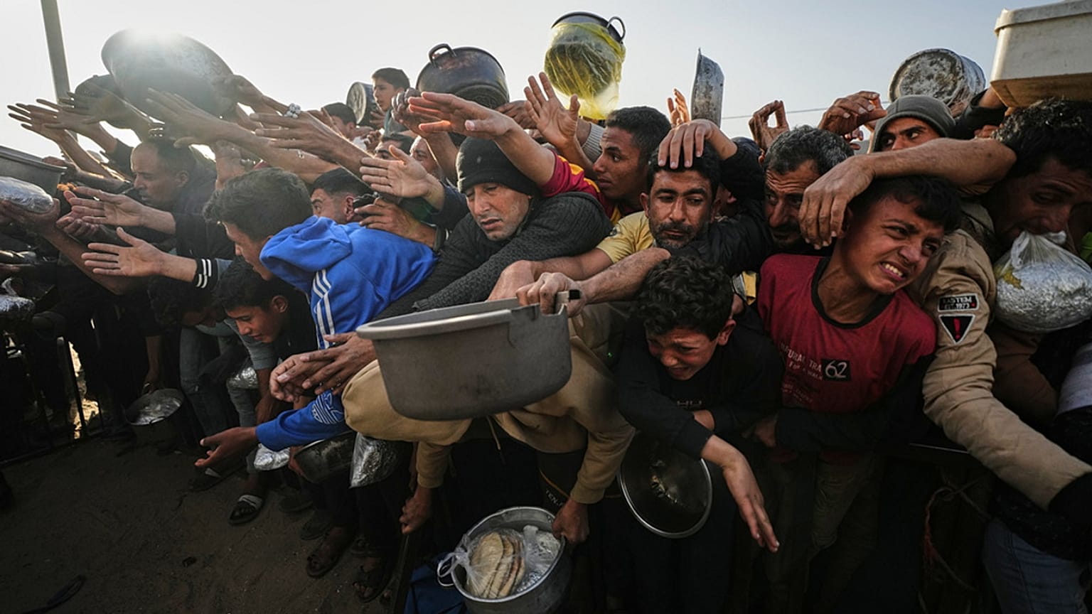فلسطينيون نازحون يتزاحمون للحصول على طعام بمدينة خان يونس في قطاع غزة، في اليوم الأول من شهر رمضان، 18 فبراير 2026.